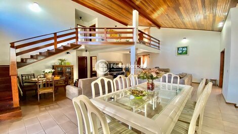Spacious house with pool near Morro das Pedras Beach