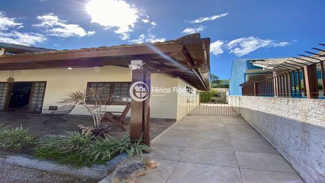 Spacious house with pool near Morro das Pedras Beach