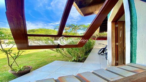 Casa con piscina a pocos pasos de la playa de Morro das Pedras.