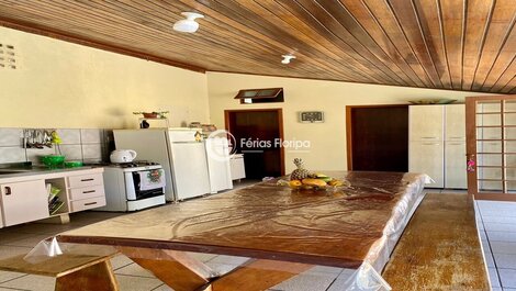 Spacious house with pool near Morro das Pedras Beach