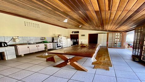Spacious house with pool near Morro das Pedras Beach