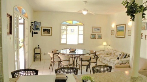 Excelente casa en la Playa Lagoinha, a 30 metros del mar.