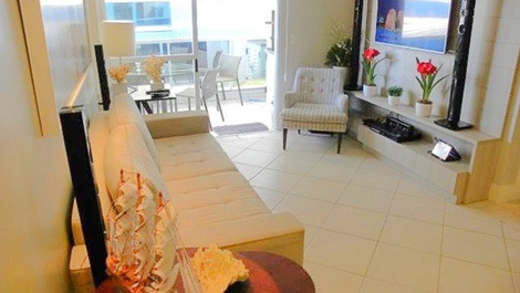 Excellent apartment one block from the sea.
