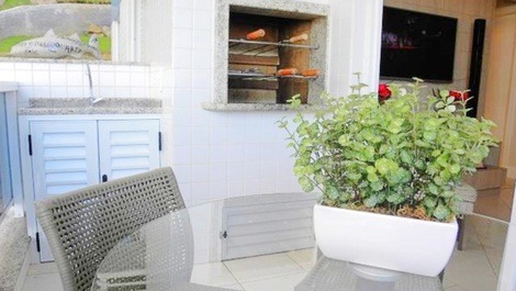 Excellent apartment one block from the sea.