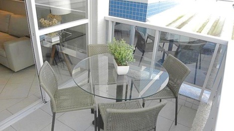 Excellent apartment one block from the sea.