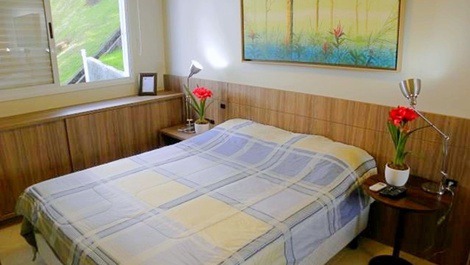 Excellent apartment one block from the sea.