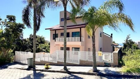 Excellent house with pool, in Praia Brava, 300 m from the sea.