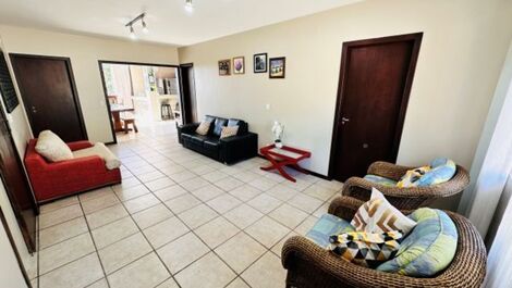 Excellent house with pool, in Praia Brava, 300 m from the sea.