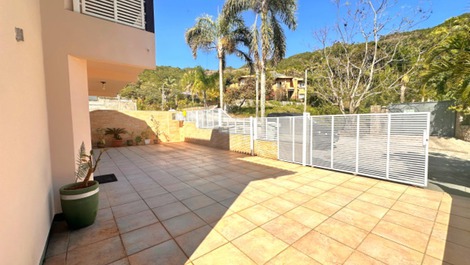 Excellent house with pool, in Praia Brava, 300 m from the sea.