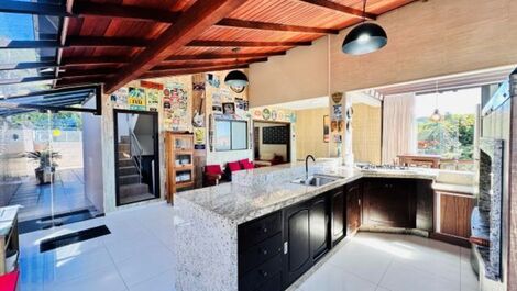 Excellent house with pool, in Praia Brava, 300 m from the sea.