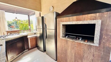 Excellent house with pool, in Praia Brava, 300 m from the sea.