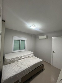 Apartamento Guaruja Pitangueiras con barbacoa - edificio con piscina
