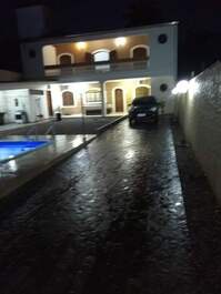 HERMOSA CASA DE DOS PLANTAS CON PISCINA