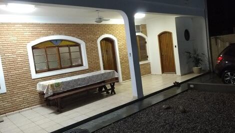 HERMOSA CASA DE DOS PLANTAS CON PISCINA