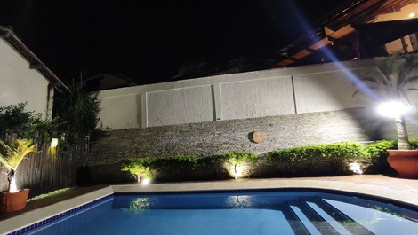 Piscina iluminada para relaxar a qualquer hora