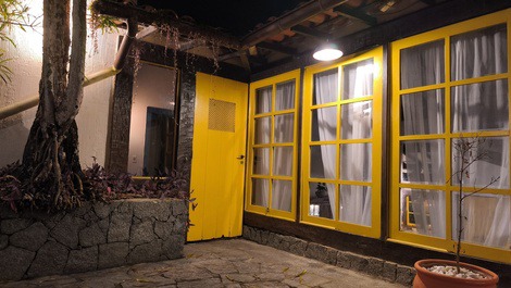 Fachada charmosa com iluminação aconchegante