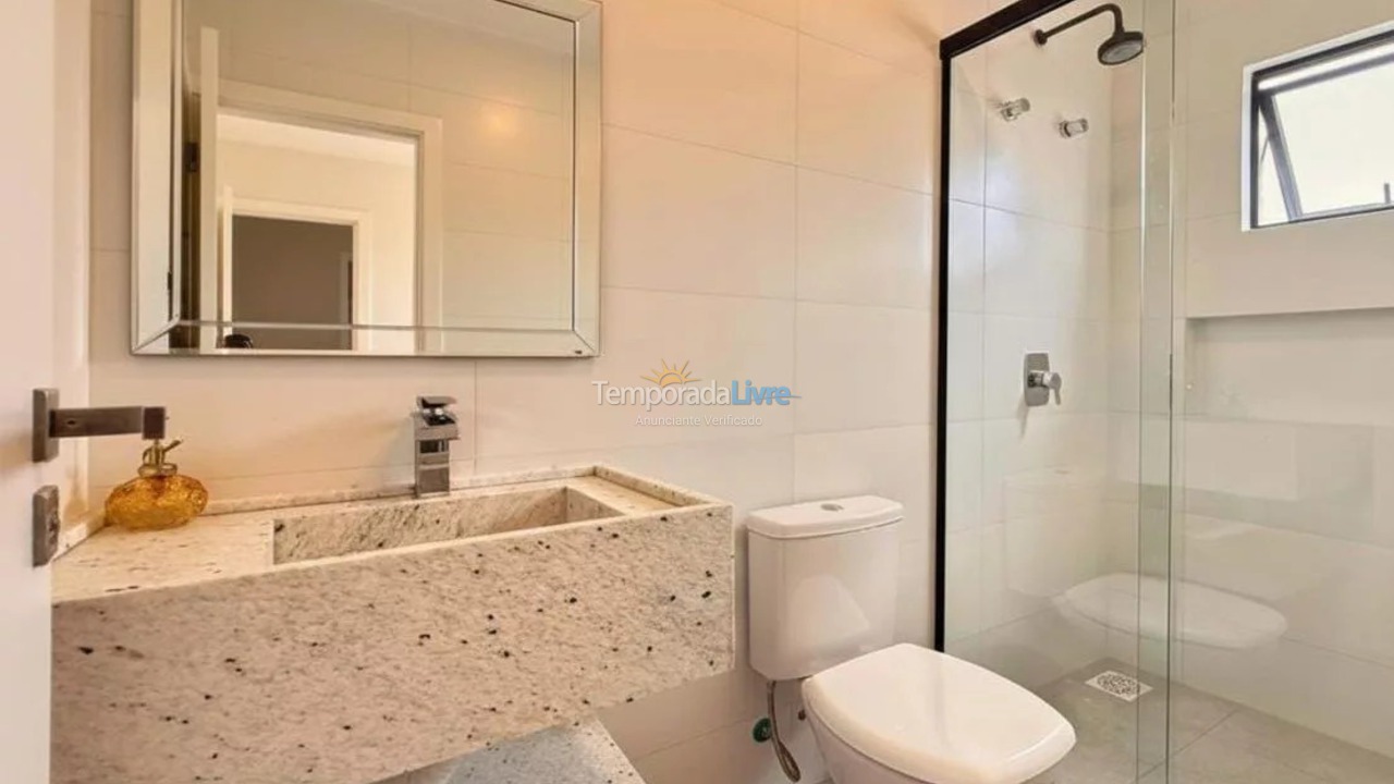 Apartamento para aluguel de temporada em Bombinhas (Praia de Canto Grande Mar de Fora)