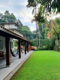 Gramado e canteiros.