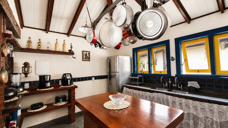 Cozinha equipada com charme rústico e funcionalidade