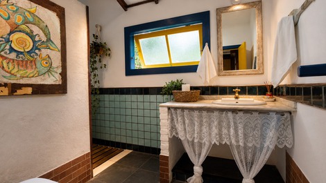 Banheiro charmoso com detalhes artesanais