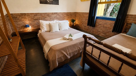 Quarto confortável com ar-condicionado e clima acolhedor