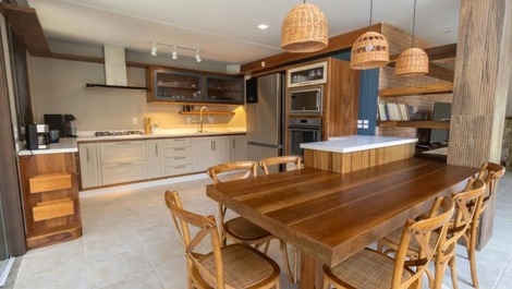 Luxury House with Pool, Sleeps 14 - Canto Grande Beach | Bombinhas