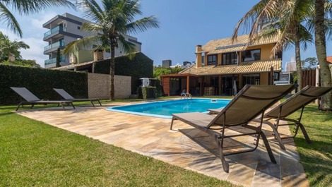 Luxury House with Pool, Sleeps 14 - Canto Grande Beach | Bombinhas