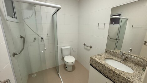 Apartamento térreo, Localizado a 230 metros da Praia de Bombas