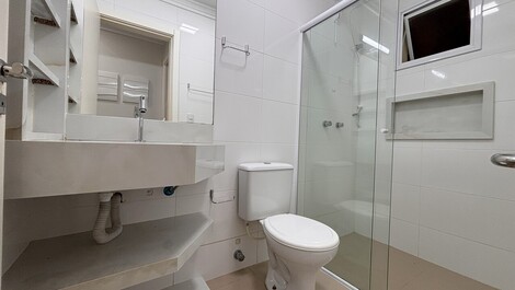 Apartamento térreo, Localizado a 230 metros da Praia de Bombas