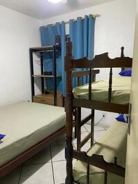 Quarto "a": 1 cama casal, 1 beliche, arara closet, ventilador de teto e rede proteção janela