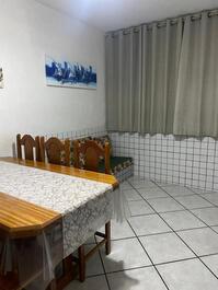 APARTAMENTO SIMPLES E FAMILIAR NA PRAIA DO FORTE/CENTRO