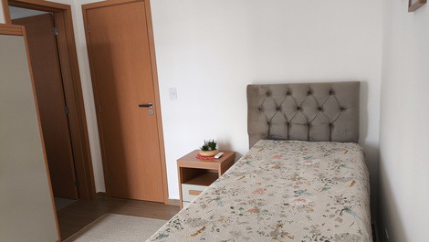 Visão do quarto solteiro e entrada suíte 