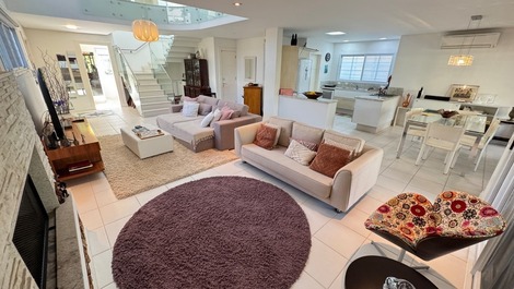 ¡Amplia casa gourmet con 3 suites en Jurere!