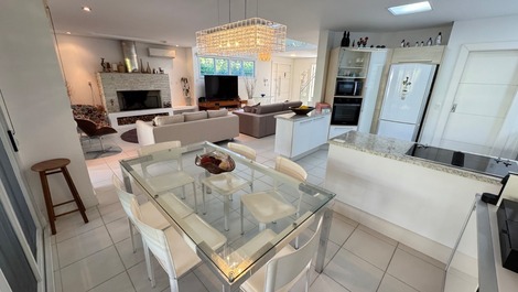 ¡Amplia casa gourmet con 3 suites en Jurere!