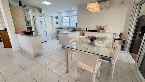 ¡Amplia casa gourmet con 3 suites en Jurere!