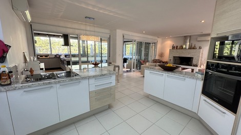 ¡Amplia casa gourmet con 3 suites en Jurere!