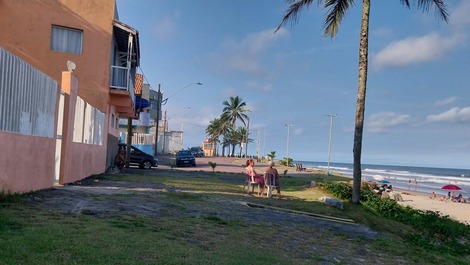 Frente do condomínio 10 metros da praia