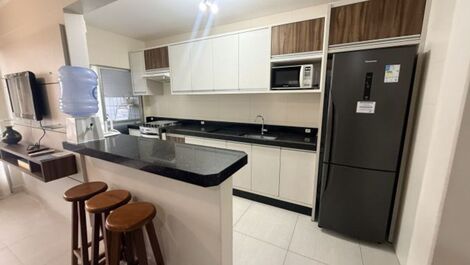 LINDO APARTAMENTO NA AVENIDA PRINCIPAL DE BOMBAS