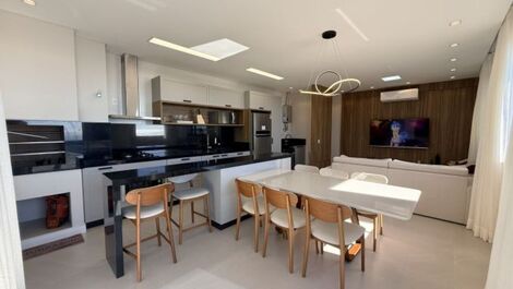 Apto com 3 suites e vista mar em Bombas