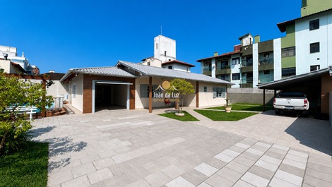Casa de 4 dorm sendo 1 suíte, possui piscina privativa🏡🏖️