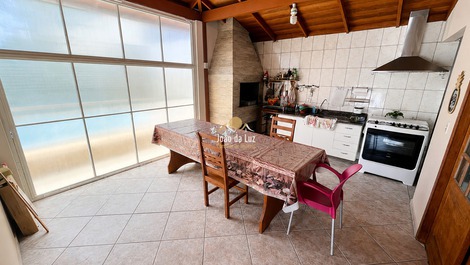 Casa de 4 dorm sendo 1 suíte, possui piscina privativa🏡🏖️