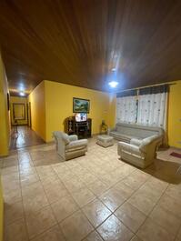 Sala com sofa e televisao