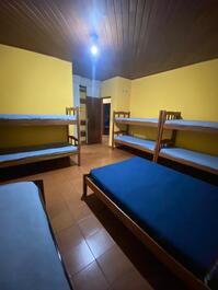Quarto 2 com cama e beliches