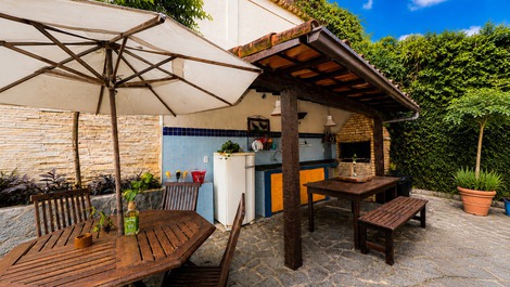 Espaço coberto para reunir família e amigos