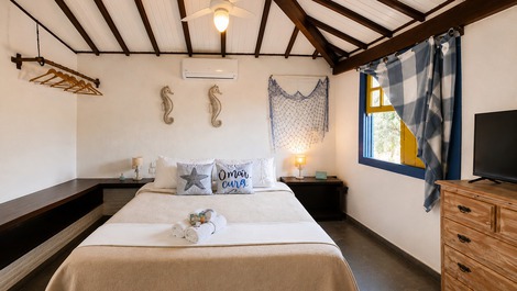 Suíte com cama de casal, cama de solteiro, tv e ar-condicionado