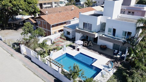 LC155F - CASA COM 4 SUITES E PISCINA NO MARISCAL - SC
