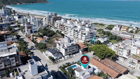 LC155F - CASA COM 4 SUITES E PISCINA NO MARISCAL - SC