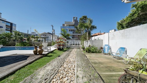 LC155F - CASA COM 4 SUITES E PISCINA NO MARISCAL - SC
