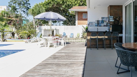 LC155F - CASA COM 4 SUITES E PISCINA NO MARISCAL - SC