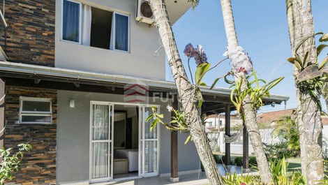 LC002EF - CASA COM PISCINA 03 SUÍTES PRAIA DE MORRINHOS - BOMBINHAS